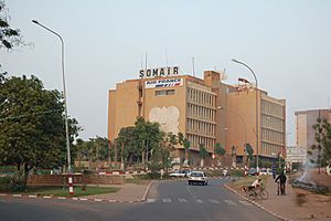 Archivo:Somair building Niamey 2006