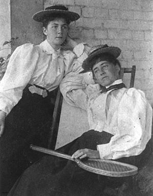 Archivo:StateLibQld 1 42023 Two women dressed for a game of tennis, 1890-1900