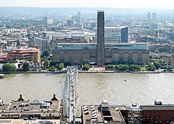 Archivo:Tate Modern et Millennium Bridge
