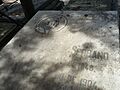 Tumba de Urbano González Serrano, cementerio civil de Madrid, detalle