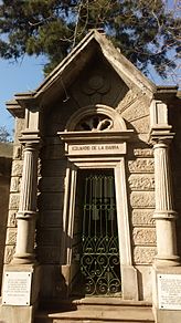 Archivo:Tumbas y monumentos en el Cementerio General de Chile 14