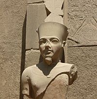 Archivo:Tut at Karnak