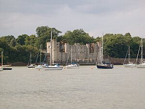 Archivo:Upnor Castle from the river