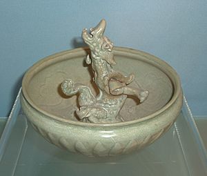 Archivo:Yuan celadon bowl with modeled dragon design