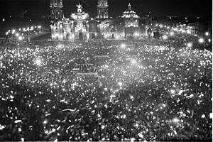Archivo:010891 R435-006 MITIN ESTUDIANTES. MULTITUDES NOCHE AGOSTO 27 1968 (32655689204)