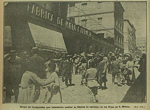 Archivo:1917-08-14, La Mañana, Grupo de huelguistas que intentaron asaltar la fábrica de cervezas de los Hijos de C. Mahou, Pío