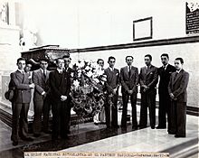 Archivo:1936. La Unión Nacional Estudiantil rinde homenaje al Libertador