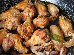 Archivo:Alitas de pollo fritas con ajos enteros y hoja de laurel