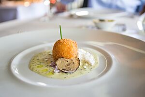 Archivo:Amuse Bouche at a French restaurant