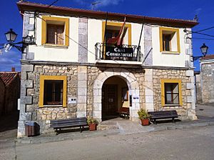 Archivo:Ayuntamiento Cuevas de San Clemente - panoramio