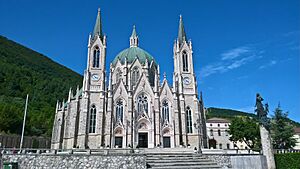 Archivo:Basilica minore dell'Addolorata (Castelpetroso)03