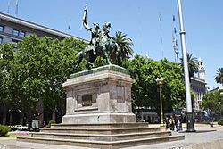 Archivo:Buenos Aires-Plaza de Mayo-Estatua Belgrano