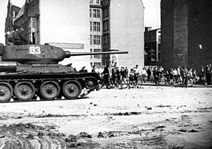 Archivo:Bundesarchiv B 145 Bild-F005191-0040, Berlin, Aufstand, sowjetischer Panzer
