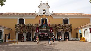 Capilla de la Virgen de Los Llanos del Recinto Ferial de Albacete con las flores de la Ofrenda de flores a la Virgen de Los Llanos. Albacete.jpg