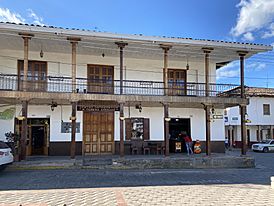 Archivo:Casa colonial en el Centro Histórico de Gualaceo