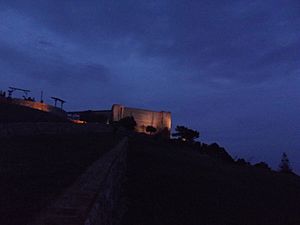 Archivo:Castillo Sohail por la noche