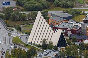 Archivo:Catedral del ártico, Tromsø, Noruega, 2019-09-04, DD 33