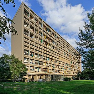 Archivo:Corbusierhaus B-Westend 06-2017