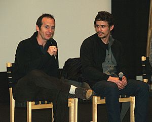 Archivo:Denis O'Hare and James Franco discussing Harvey Milk