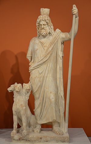 Archivo:Detail of Pluto-Serapis, Statue group of Persephone (as Isis) and Pluto (as Serapis), from the Sanctuary of the Egyptian Gods at Gortyna, mid-2nd century AD, Heraklion Archaeological Museum (30305313721)