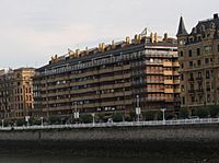 Archivo:Edificio Urumea, San Sebastián