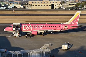 Archivo:Embraer ERJ-175STD (170-200) ‘JA03FJ’ FDA Fuji Dream Airlines (40801048123)