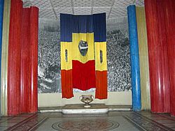Archivo:Empty Romanian Flags