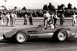Archivo:Fangio & Maserati 250F