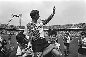 Archivo:Feyenoord tegen PEC, met afscheid Johan Cruyff ; Johan Cruyff op de schouders van Wijnstekers en Brand