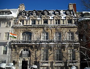 Archivo:Icicles on the Embassy of India