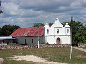 Archivo:Iglesia de Dolores, Petén