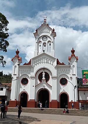 Archivo:Iglesia de Ntra. Sra. de la Candelaria - Fachada - Guarne