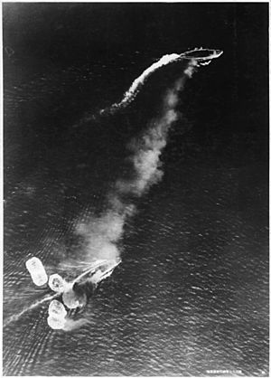 Archivo:Japanese high-level bombing attack on HMS Prince of Wales and HMS Repulse on 10 December 1941 (NH 60566)