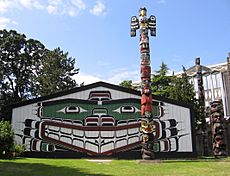 Archivo:Kwakwaka'wakw big house