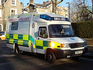 Archivo:London Ambulance on Hamilton Terrace