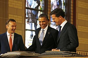 Archivo:Mark Rutte standing near Plakkaat van Verlatinghe together with Barack Obama and Wim Pijbes