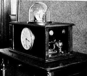 Archivo:Marrisons quartz crystal clock