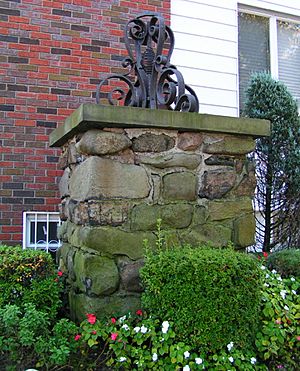 Archivo:Massive Stone Pier in Dyker Heights