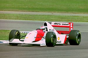 Archivo:Michael Andretti - Mclaren MP4-8 during practice for the 1993 British Grand Prix (33645892346)