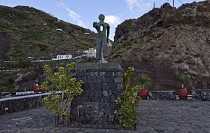 Archivo:Monomento al Emigrante Canario, Garachico, Santa Cruz de Tenerife, Canary Islands, Spania - panoramio
