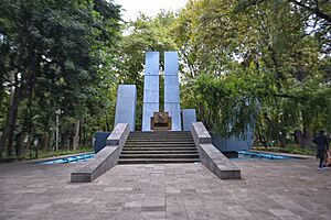 Archivo:Monumento a Lázaro Cárdenas - Parque España - Ciudad de México