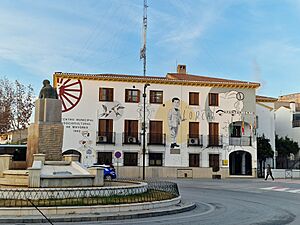 Archivo:Monumento en Recuerdo a las Víctimas de la Guerra Civil y Ayuntamiento de Fuente Vaqueros (Granada)