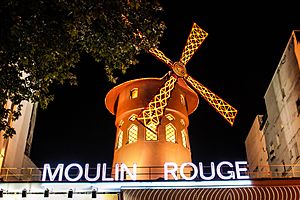 Archivo:Moulin Rouge at night, Paris 12 August 2013