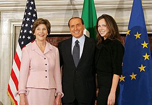 Archivo:Mrs. Laura Bush and daughter, Barbara Bush, are greeted by Italian Prime Minister Silvio Berlusconi