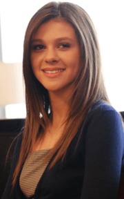 Archivo:Nicola Peltz
