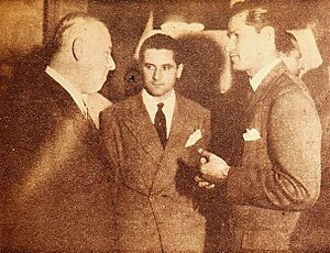 Archivo:Nicolini, Pedernera y Soriano, Estadio, 1947-07-19 (218)