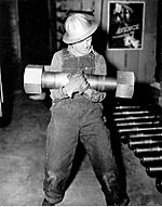 Archivo:One-hundred, ninety-three pound nut and bolt, one of 16 used to join sections of the generator shaft of a 75,000 kW generator - Grand Coulee Dam, 1942