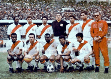 Archivo:Peru national football team match against Mexico in Lima 1968 (retouched)