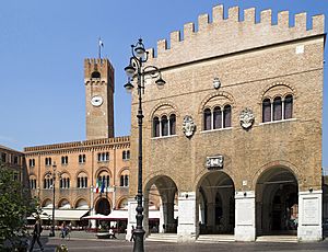 Archivo:Piazza dei Signori e Palazzo dei Trecento
