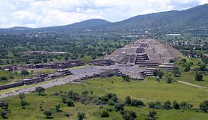 Archivo:Piramide de la Luna 072006